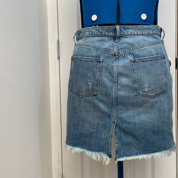 Gap denim women distressed fringed hem mini skirt. Size 33 waist. Pre-owned. - Picture 7 of 8